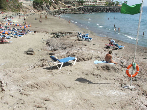 Den ene stranden i Patalavaca med en håndfull gode resturanter bak