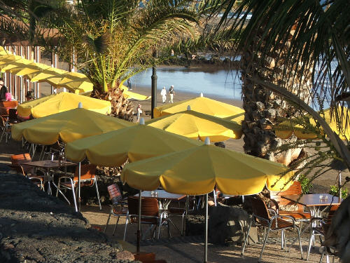 Puerto del Carmen er en lang sandstrand med mange utelivstilbud